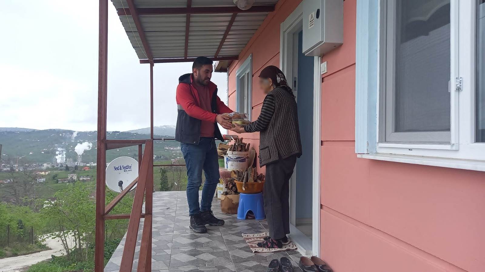 İHTİYAÇ SAHİPLERİ İFTARLARINI BÜYÜKŞEHİR İLE AÇIYOR